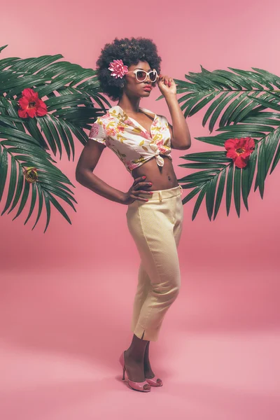 Afro American Pin-up avec lunettes de soleil — Photo