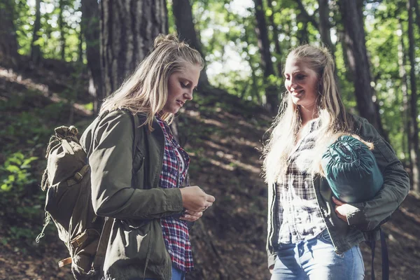 Dwie kobiety fotografowania — Zdjęcie stockowe