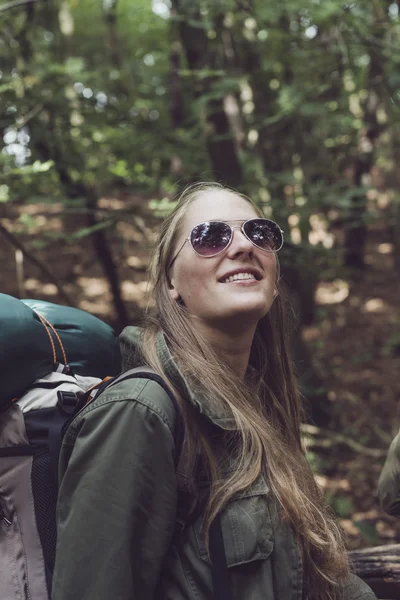 Trekking mulher na floresta — Fotografia de Stock