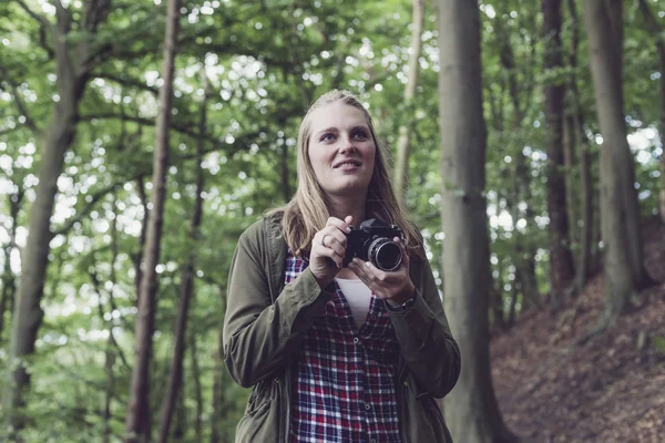 Jeune femme dans la forêt — Photo