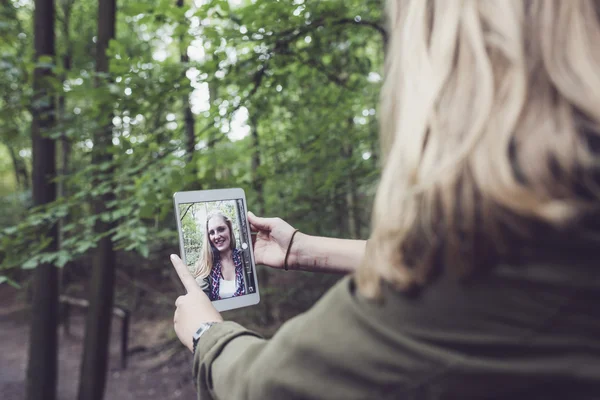 Mulher na floresta fazendo selfie . — Fotografia de Stock