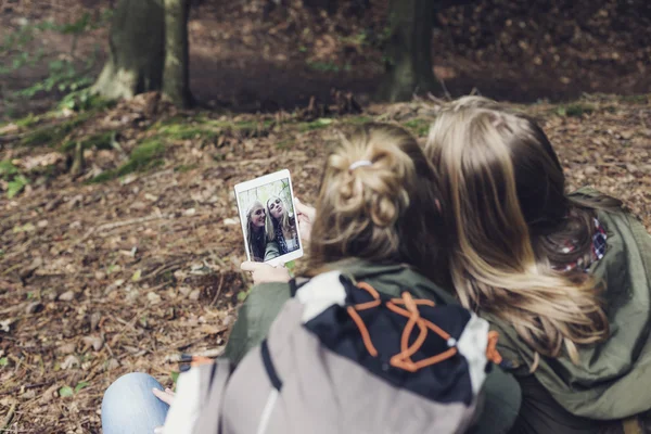 Irmã gêmea fazendo selfie na floresta . — Fotografia de Stock