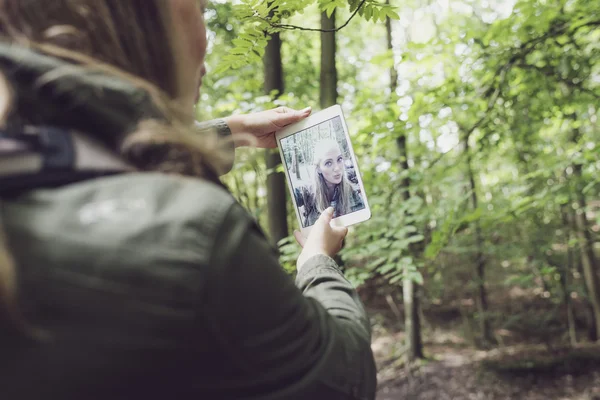 Frau im Wald macht Selfie. — Stockfoto