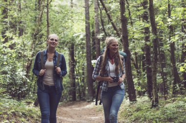 Mutlu ikiz kardeşi orman üzerinde yürüme