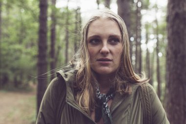 ormanda sarışın kadın.