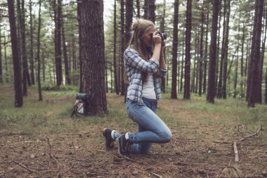 Sarışın kadın ormanda fotoğraf çekmek