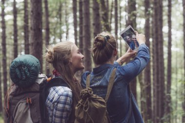 İki sırt çantasıyla arkadaş