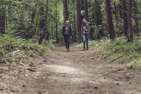 Happy twin sister walking on forest trail — Stock Photo, Image