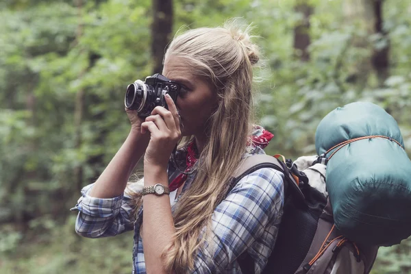 Femme blonde prenant des photos — Photo