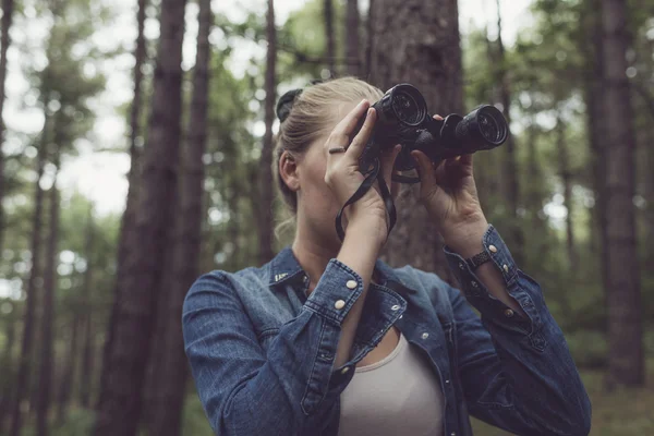 Ung kvinna i skogen — Stockfoto