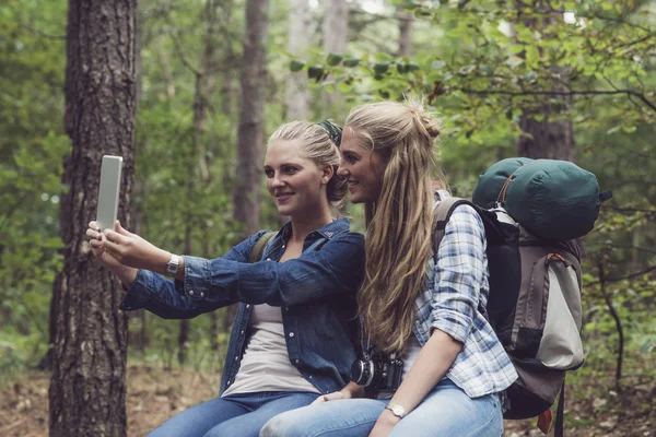 Caminhadas felizes irmã gêmea na floresta — Fotografia de Stock