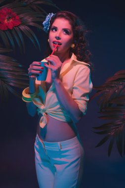Tropikal moda Pin-up Holding içecek
