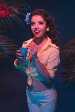 Tropikal moda Pin-up Holding içecek
