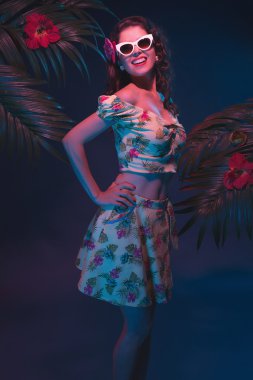Güneş gözlüğü ile şehvetli tropikal Pin-up kızı