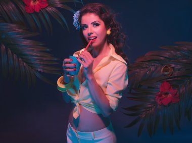 Tropikal moda Pin-up Holding içecek