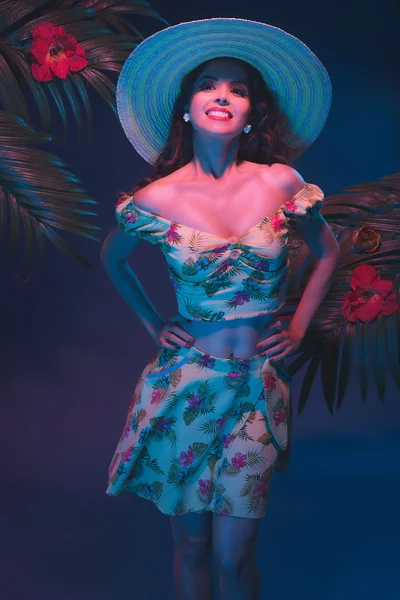 Tropikal Pin-up kızı hasır şapka ile.