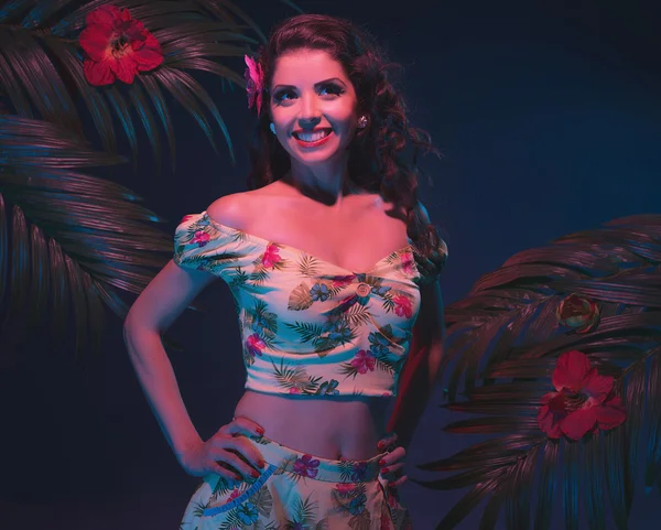 Tropicale fiore vestito pin-up ragazza — Foto Stock