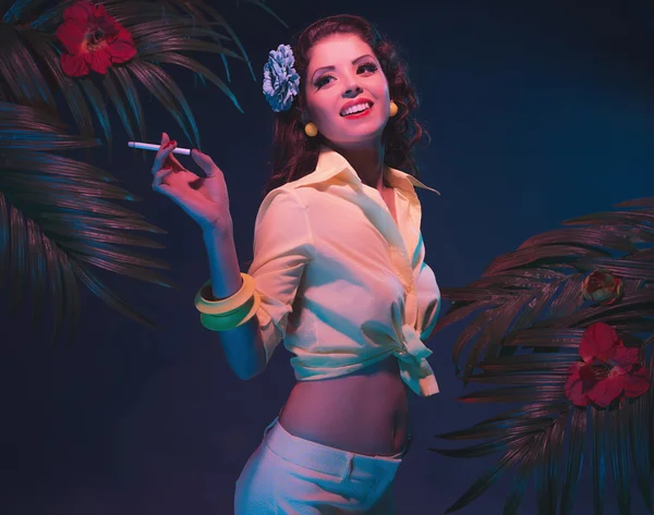 Fumatul de țigară Tropical Fashion Pin-up — Fotografie, imagine de stoc