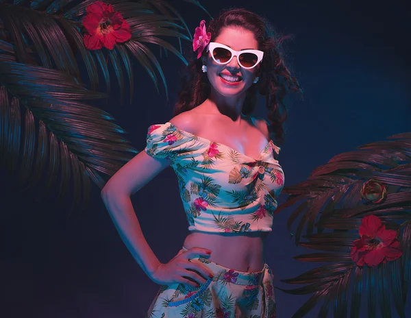 Sensual Tropical Pin-up Girl with Sunglasses — Stock Photo, Image