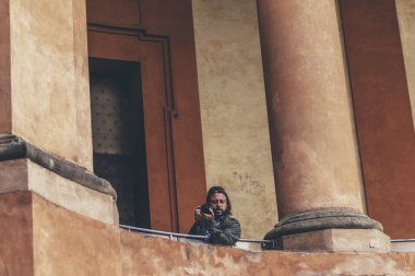 Adam mimari fotoğraf çekimi