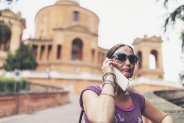 Gözlüklü esmer kadın arama