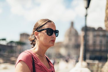 gözlüklü esmer kadın