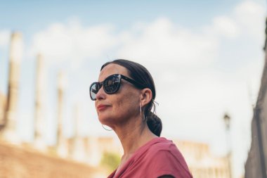 Gözlüklü kadın turist