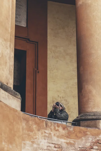 Hombre tomando fotos de la arquitectura — Foto de Stock