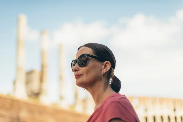 Turista femenina con gafas de sol — Foto de Stock