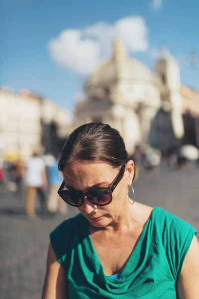 Frau liest Karte auf der Straße — Stockfoto