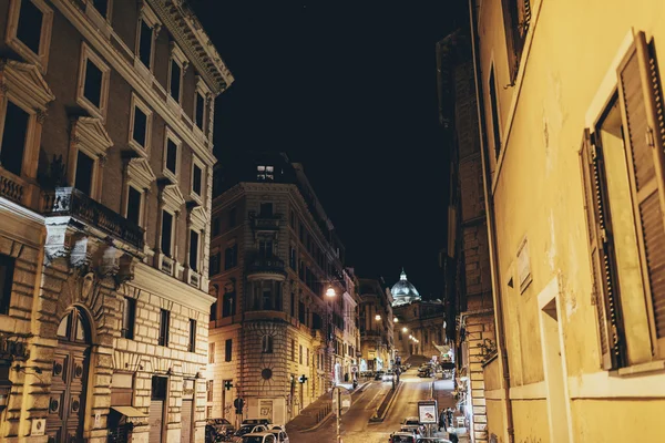 Ruas de Roma à noite . — Fotografia de Stock