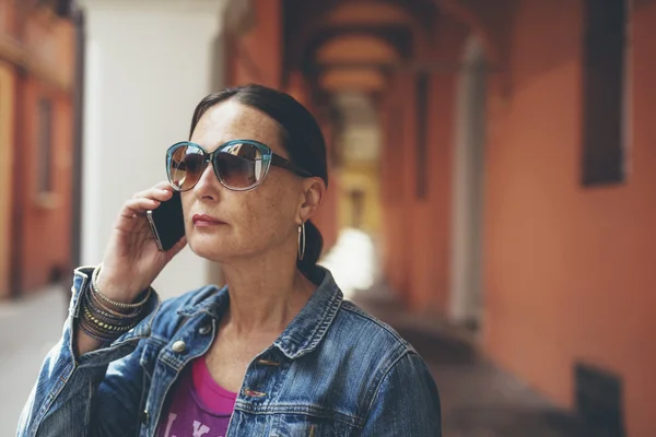 Chiamata donna con occhiali da sole — Foto Stock