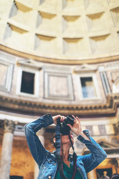 Turista femenina tomando fotos — Foto de Stock