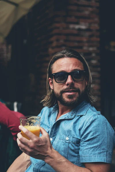 Uomo con occhiali da sole bere succo fresco — Foto Stock