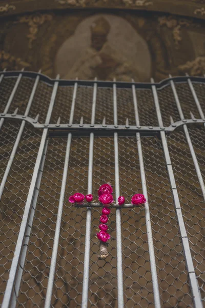 Religieuze kruis van roze rozen — Stockfoto