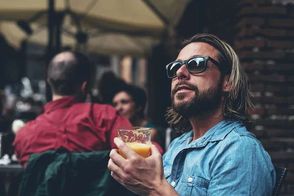 Hombre con gafas de sol bebiendo jugo fresco —  Fotos de Stock