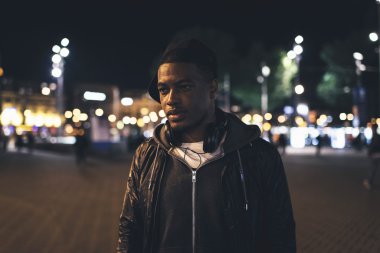 Kentsel moda Afrikalı-Amerikalı adam