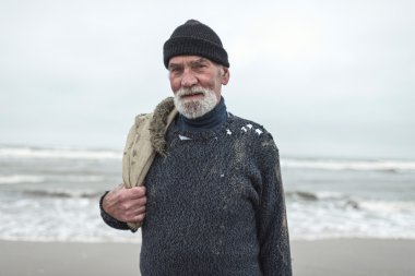 Beachcomber çuvala ile gülümseyen
