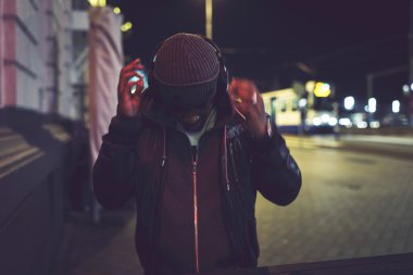 Yün kap ile kentsel afro adam