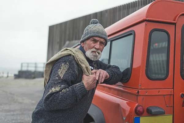 Beachcomber kouření šikmá — Stock fotografie