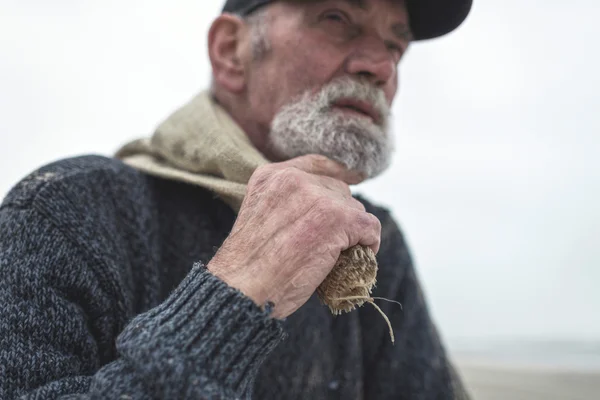 Hand van beachcomber jute zak houden — Stockfoto