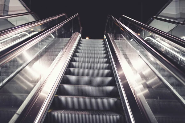 Escalator dans la station de métro — Photo