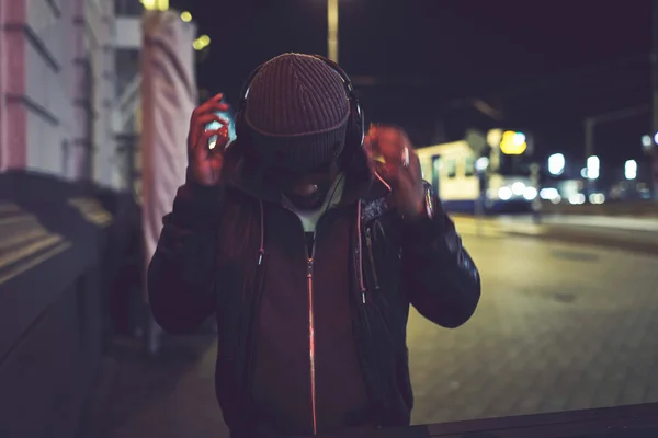 Urban afro man with woolen cap — Stock Photo, Image