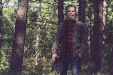 ormanda Vintage kamera tutan adam.