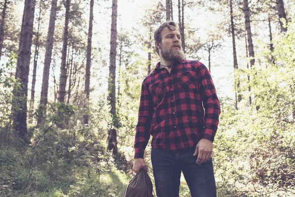 Caminante con barba en el bosque . —  Fotos de Stock
