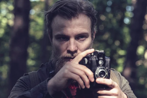 Close-up do homem com barba fotografando a natureza — Fotografia de Stock