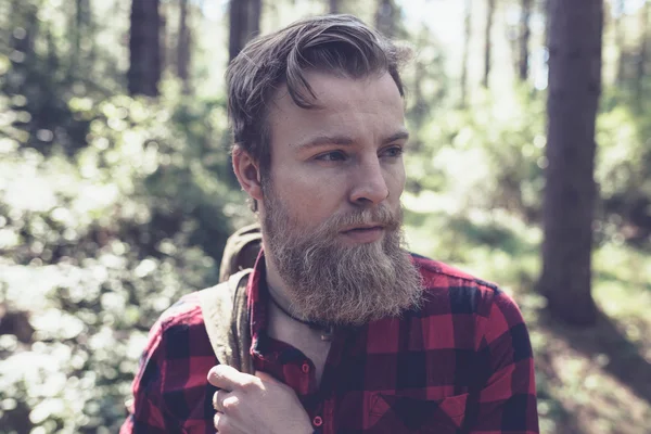 Uomo con barba nella foresta . — Foto Stock