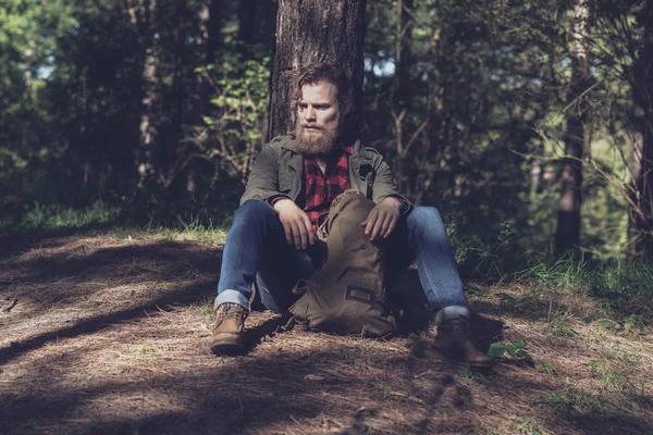 Resting hiker in forest — Stock Photo, Image