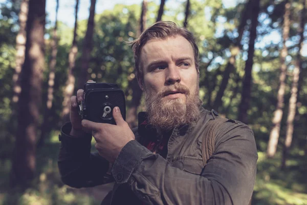 Muž, který držel vinobraní fotoaparát — Stock fotografie