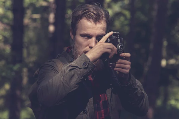 Hombre con barba fotografiando la naturaleza — Foto de Stock